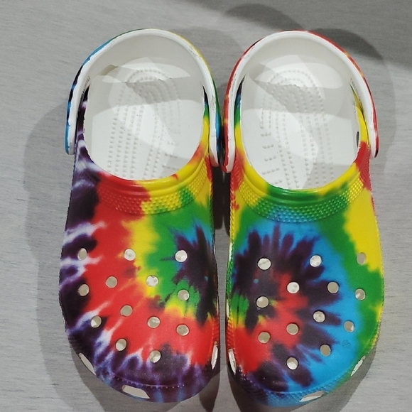 CROCS Classic Vibrant Tie-Dye Clogs - Picture 3 of 10